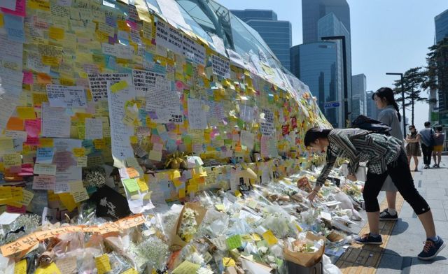 서울역 폭행사건을 보며 4년 전 강남역 살인사건을 떠올리는 누리꾼도 있다