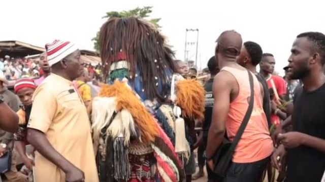 Ndi Igbo Forum - >>> PHOTO OF THE DAY <<< Lekwanu Masquerade using ATM. Lolz. This one no happen for Ozubulu. Can someone guess this one  happened??? SHARE YOUR THOUGHTS. * Report any