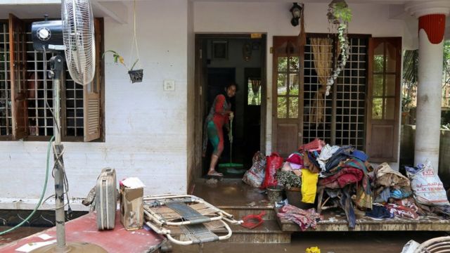 Žena čisti kuću nakon poplave.
