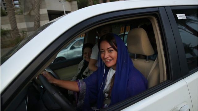Mulher saudita dirigindo um carro (foto de arquivo)