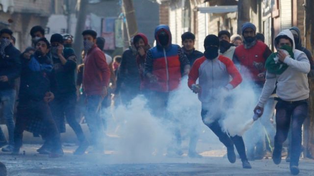 जम्मू कश्मीर के श्रीनगर में प्रदर्शन करते लोग