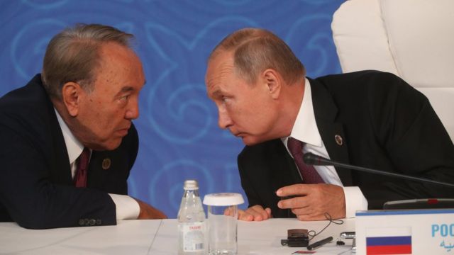 Russian President Vladimir Putin (R) listens to Kazakh President Nursultan Nazarbayev (L)