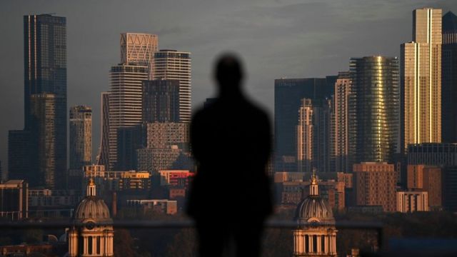 Hombre mirando hacia Canary Wharf, una de las zonas financieras de Londres.