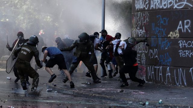 Enfrentamientos entre la policía y los manifestantes en Santiago
