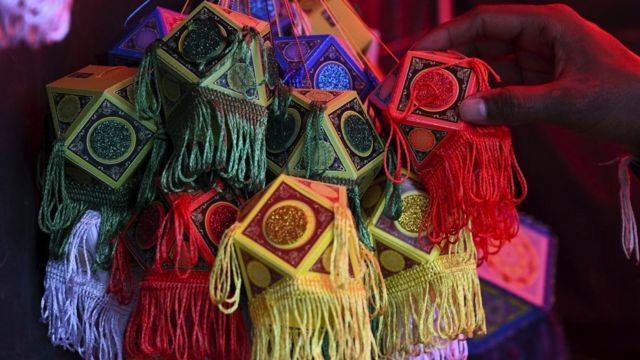 بائع متجول يفرز الفوانيس لبيعها قبل مهرجان فيساك، الخاص بذكرى ولادة غوتاما بوذا وتنويره وموته، في العاصمة السيرلنكية كولومبرو، في 18 مايو/ أيار 2021.
