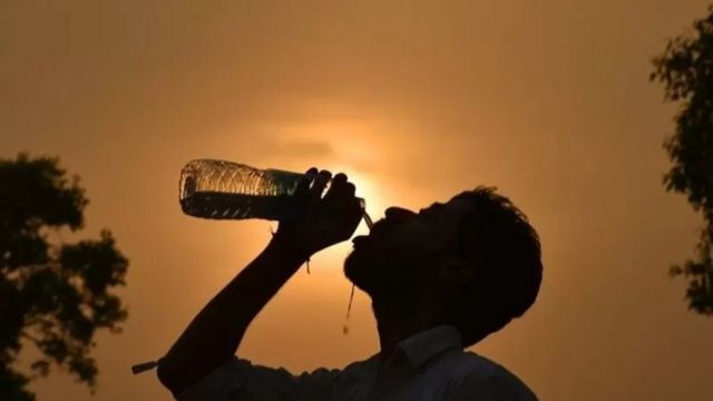 Persona bebiendo agua