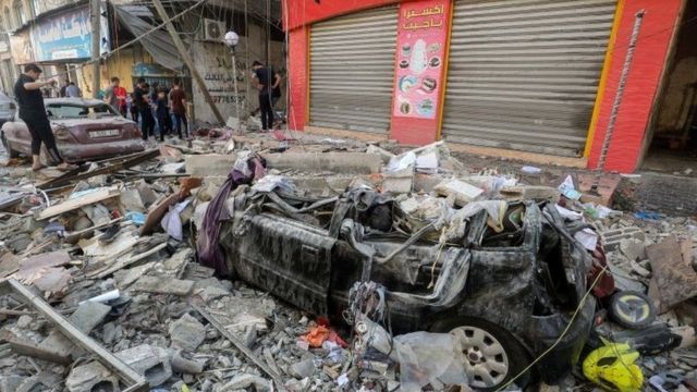 এগাারো দিনের লড়াইয়ে ইসরায়েলি হামলায় বিধ্বস্ত গাযা