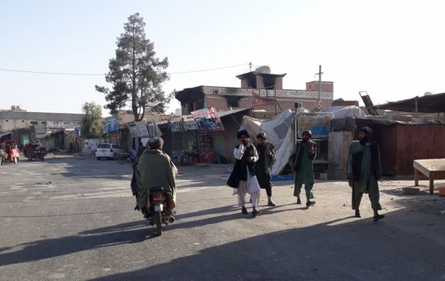 Afganistan'da Taliban başkent Kabil'e doğru hızlı ilerleyişini sürdürüyor. ABD basınına konuşan bir yetkili, Taliban'ın Kabil'e 11 kilometre uzaklıkta bulunan Çar Asyab bölgesine kadar geldiğini öne sürdü; ancak henüz Afgan hükümetinden bu konuda bir doğrulama gelmedi. Kanada ise yaptığı açıklamada 20 bin Afgan mülteciyi kabul edeceklerini belirtti.