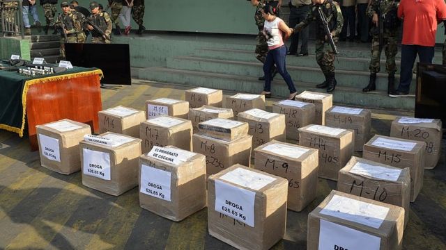 Incautación de cajas de cocaína en Perú.