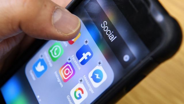 Crianças no celular: quanto tempo devem usar e 7 sinais de excesso - BBC  News Brasil