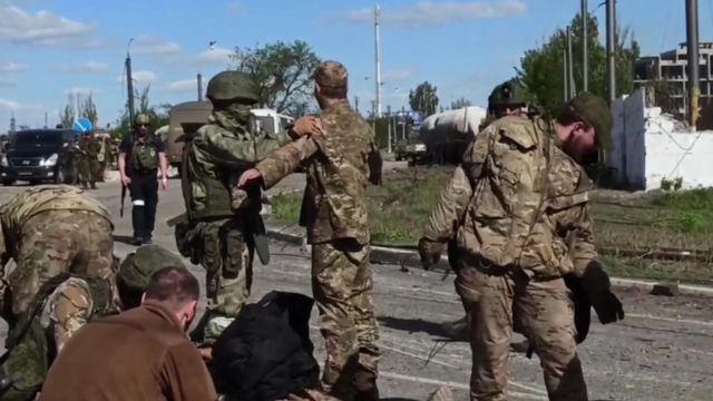 Російські війська показово обшукують українських бійців у Маріуполі