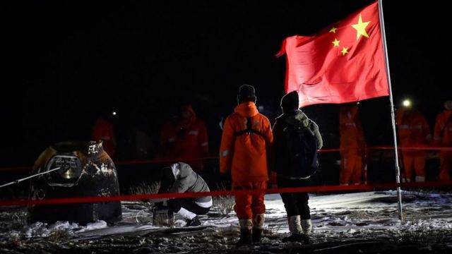 La misión china Chang'e-5 regresa a la Tierra con las primeras rocas de la Luna en más de 40 años - BBC News Mundo