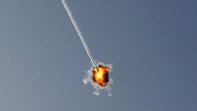 El sistema de defensa aérea israelí Cúpula de Hierro intercepta un cohete lanzado desde la Franja de Gaza, sobre la ciudad de Sderot, al sur de Israel.