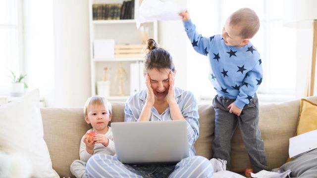 Madre con dos hijos