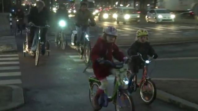 Niños en bicicleta en una calle