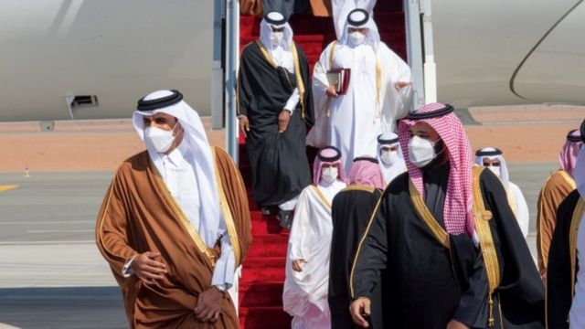 لحظة وصول أمير قطر واستقباله من ولي العهد السعودي