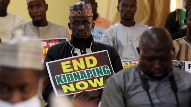 Les partisans de la "Coalition of Northern Groups" (CNG) se rassemblent pour demander aux autorités de sauver des centaines d'écoliers enlevés, dans l'État de Katsina, au nord-ouest du Nigeria, le 17 décembre 2020