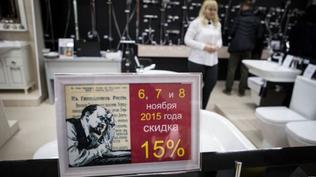 A sale sign featuring Lenin's portrait in a bathroom showroom