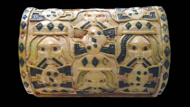Un brazalete de marfil con incrustaciones del Reino de Benin, siglo XVI.