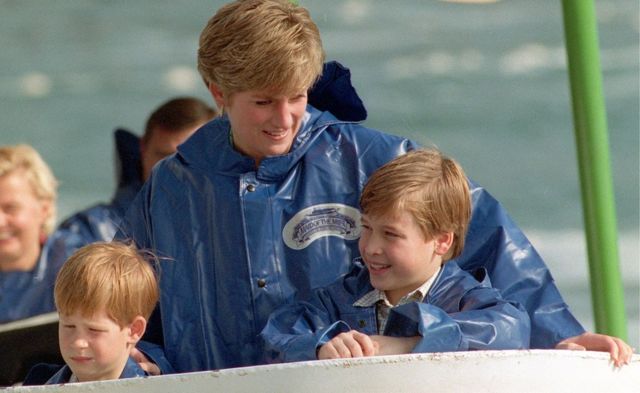 1991年のダイアナ元妃とウィリアム王子（右）とハリー王子