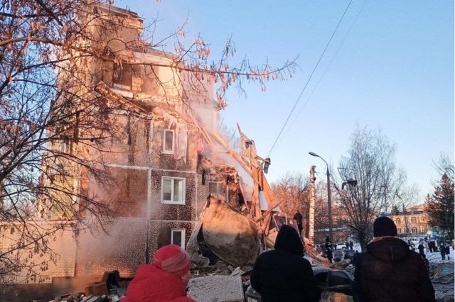Взрыв газа в жилом доме в Тульской области: обрушился подъезд, восемь ...