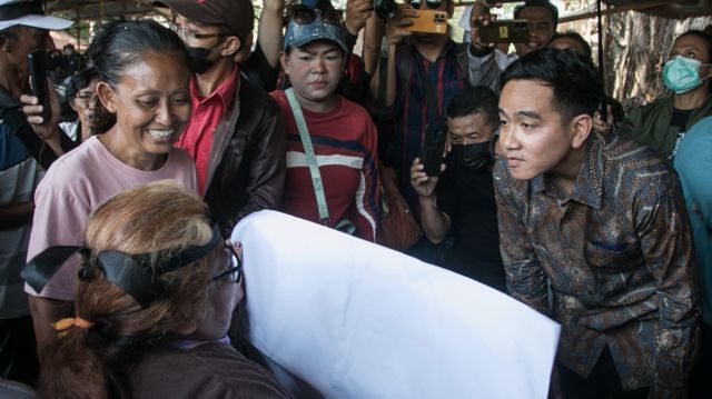 Wali Kota Solo Gibran Rakabuming Raka (kanan) berbincang dengan pengunjuk rasa yang melakukan aksi tapa bisu (tanpa berbicara) Komunitas Pegiat Budaya dan Masyarakat di Solo, Jawa Tengah, Senin (16/10).