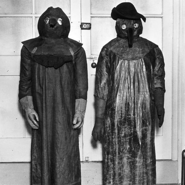 Los horribles trajes que usaban los médicos durante la plaga.