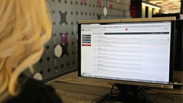 机器人就隐身在电脑里。BBC的人工智能在数据库里纵横捭阖，整合海量的文字和音像资料。(photo:BBC)