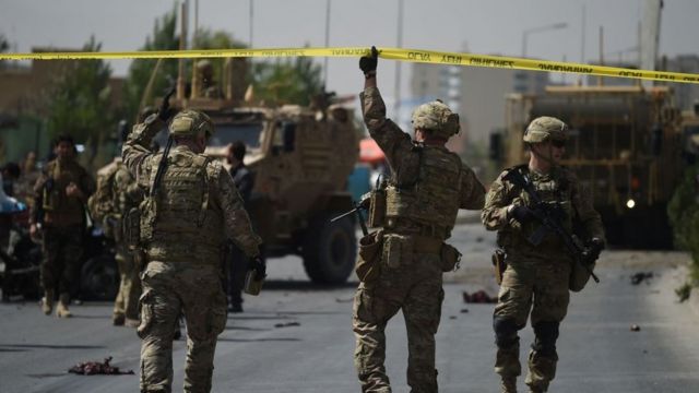 Soldados estadounidenses llegan al sitio de un ataque con coche bomba contra un convoy de la OTAN en Kabul, 24 de septiembre de 2017