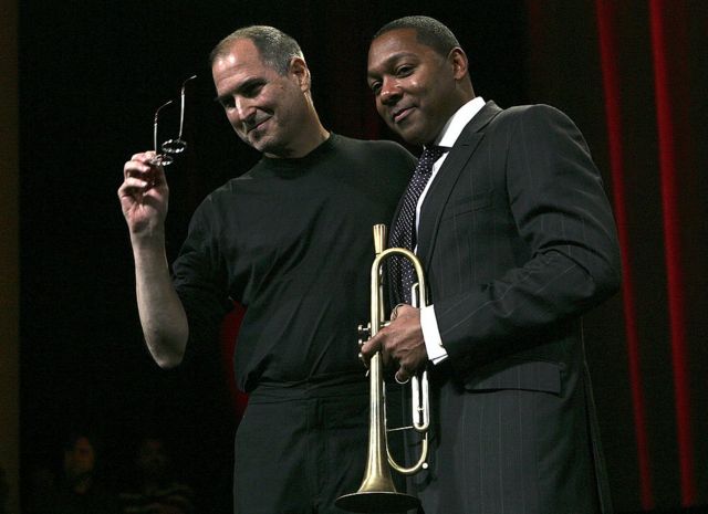 Технологический революционер на презентацию своего нового iPod пригласил джазового консерватора Уинтона Марсалиса. Сан-Хосе, Калифорния, 12 октября, 2005 г.