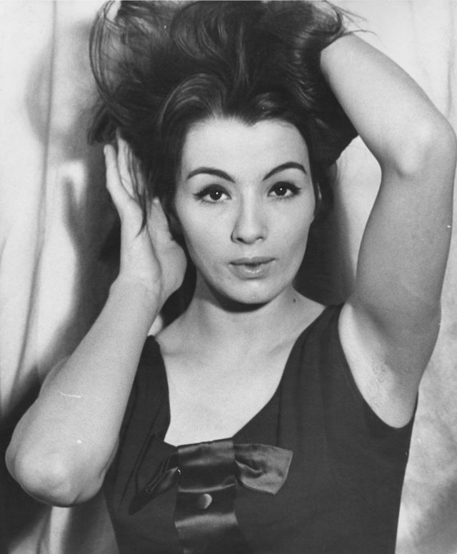 La modelo y corista inglesa Christine Keeler, en 1963