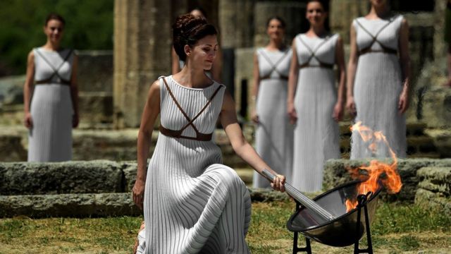 Ceremonia de encendido del fuego olímpico en Olimpia, Grecia.