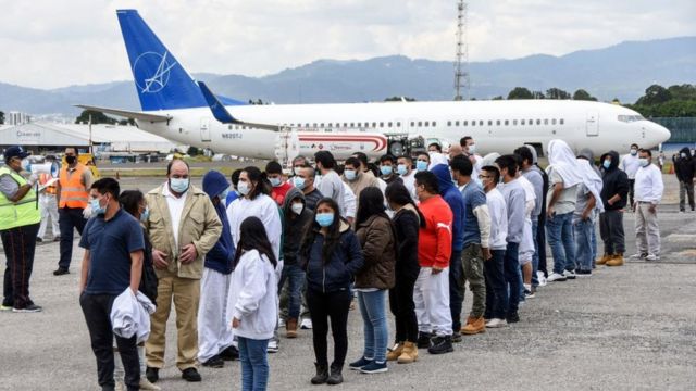 Inmigrantes deportados desde EE.UU. hacia Guatemala.