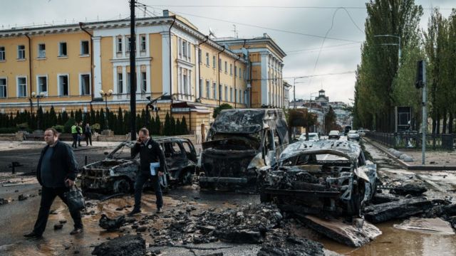 در پی حملات موشکی هفته جاری به کیف پایتخت اوکراین، خودروها و ساختمان ها ویران شدند
