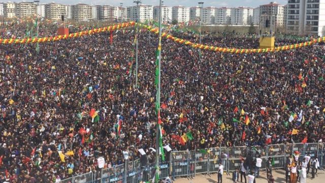 Katılımın yüksek olduğu Diyarbakır Nevruz kutlamaları, önemli siyasi mesajların verildiği platform olması açısından da önemli.