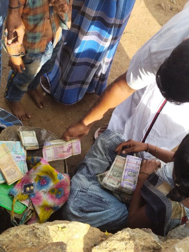 கள்ளச்சாராய சோதனைக்கு சென்ற இடத்தில் பணம், நகைகளை எடுத்து சென்ற போலீசார் - சுற்றி வளைத்த கிராம மக்கள்