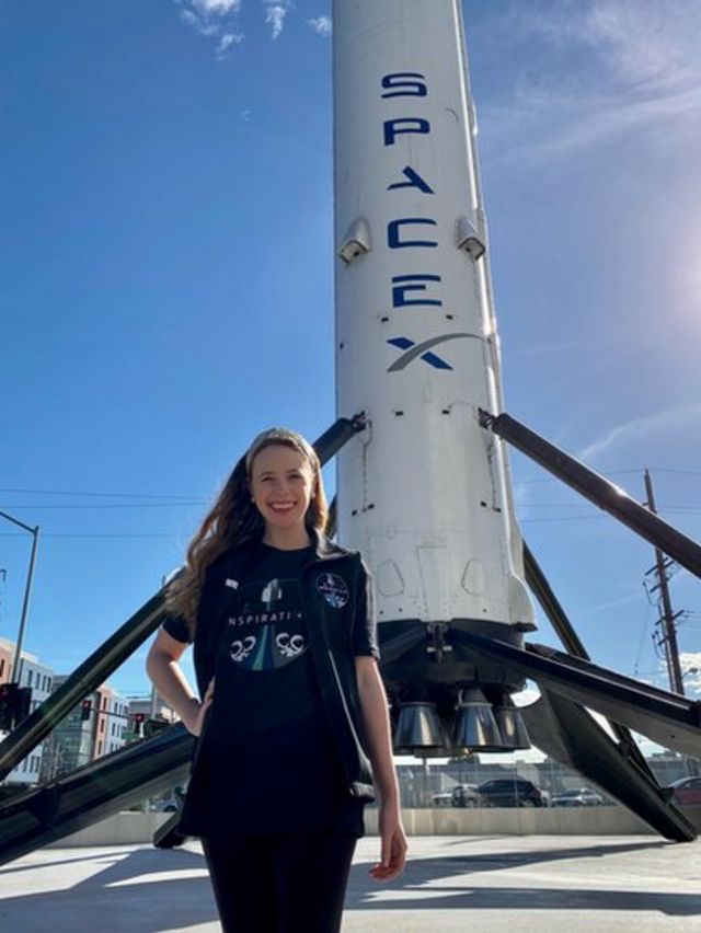 Arceneaux no complexo da SpaceX na Califórnia