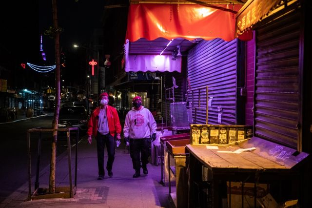 '수호자(Guardian Angels)'라고 명명된 차이나타운 순찰대가 5월 15일 순찰을 돌고 있다. 인종차별범죄의 타킷이 된 문 씨는 이들과 함께 다녀야 했다