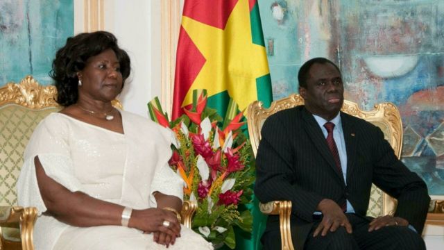 Mariam Sankara, la veuve du président Thomas Sankara assassiné le 17 octobre 1987, pose avec le président de la Transition du Burkina Faso, Michel Kafando, le 27 mai 2015 à Ouagadougou.