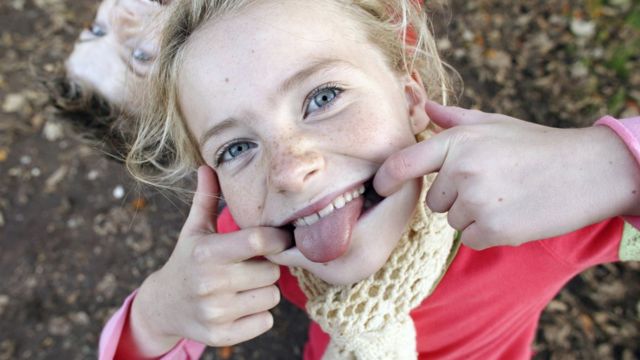 Niña con la lengua afuera