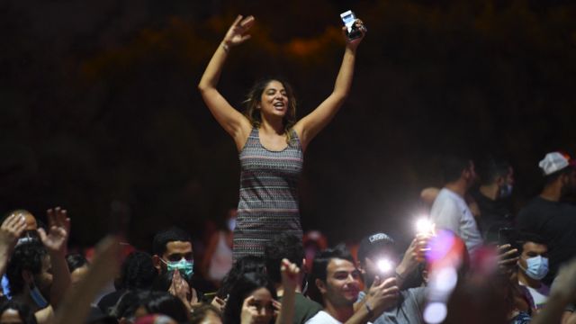 أشخاص يحتفلون في شوارع تونس بعد إعلان الرئيس قيس سعيّد تعليق البرلمان