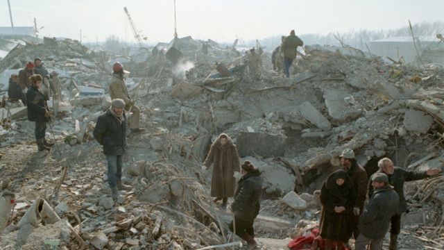 Sobrevivientes del terremoto en Armenia en 1988 entre casas destruidas