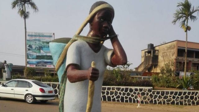Statue de la femme rurale à Melong (Cameroun)