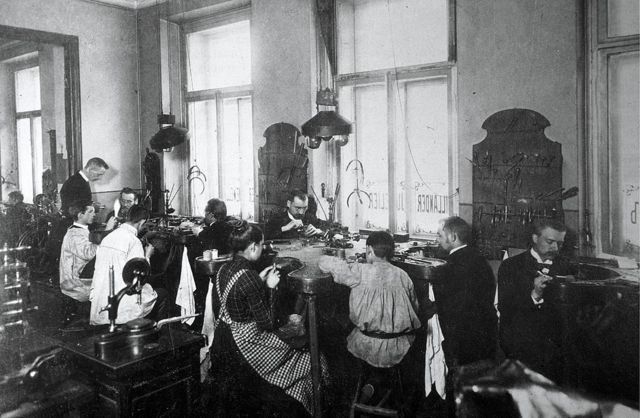 Lokakarya Faberge di Saint Petersburg pada tahun 1919. Perusahaan ini terkenal karena koneksi perhiasan ke mahkota Rusia.