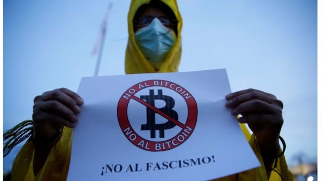 Manifestante que está en contra de la implementación del bitcón como moneda de intercambio en El Salvador