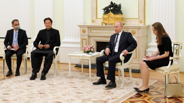 بوتين (الثاني من اليمين) خلال لقائه عمران خان (الثاني من اليسار)