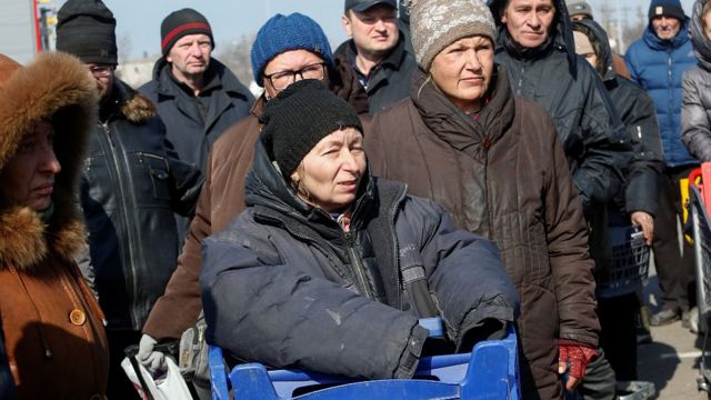 Civilians in Mariupol wait to receive humanitarian aid