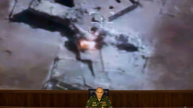記者団にシリアでの空爆について説明するロシア国防省幹部（10日）