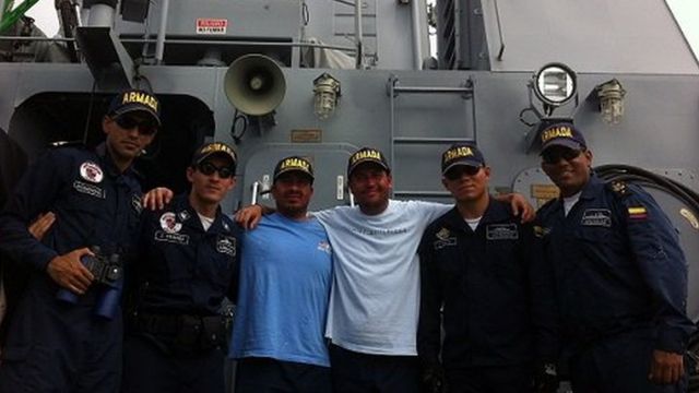 Mergulhadores tiram foto ao lado dos homens da Marinha da Colômbia