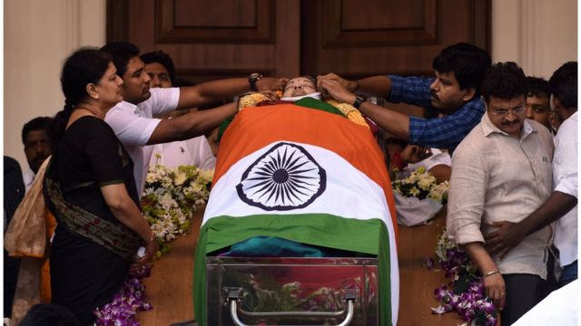 হিন্দু ধর্মমতে দাহ না করে কবর দেয়া হয়েছে জয়াললিতাকে